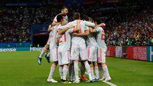Pemain Spanyol merayakan gol pembuka tim mereka dalam penyisihan Grup B Piala Dunia 2018 di Kazan Arena, Kazan, Rusia, Rabu (20/6). Gol tunggal Diego Costa membawa Spanyol menumbangkan Iran. (AP Photo/Frank Augstein)