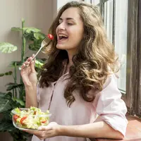 illustrasi wanita memakan sayur copyright/freepik