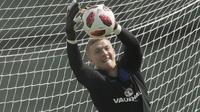 Jordan Pickford beraksi menangkap bola saat sesi latihan di Zelenogorsk dekat St. Petersburg, Rusia, (13/7/2018). Inggris akan melawan Belgia untuk memperebutkan tempat ketiga Piala Dunia 2018. (AP/Dmitri Lovetsky)