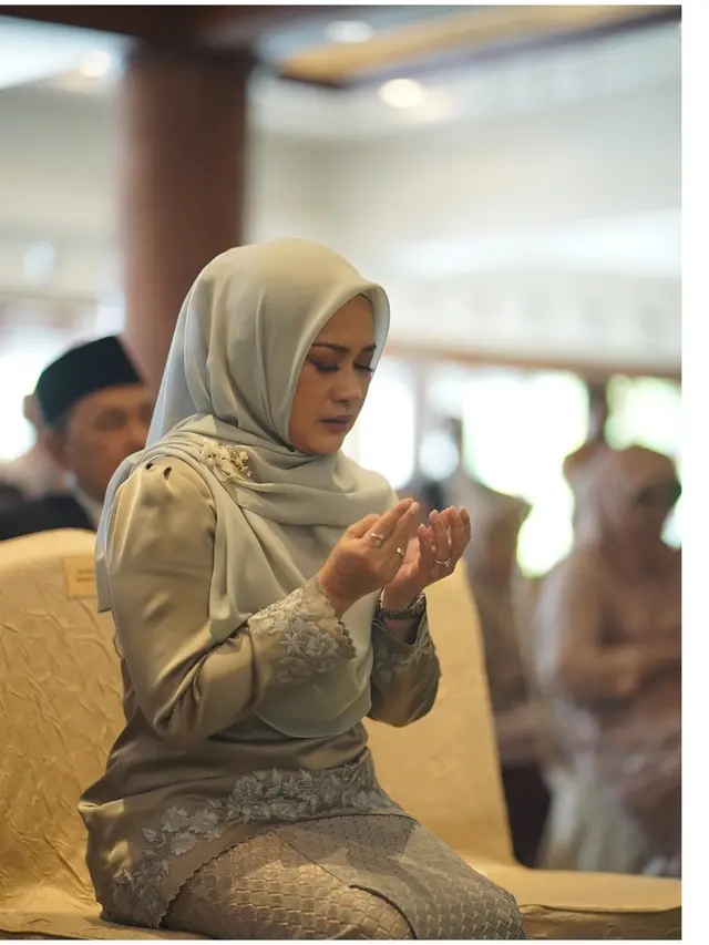 6 Potret Kebaya Satin Ikke Nurjanah di Momen Akad Nikah Adira Kania, Tampil Elegan