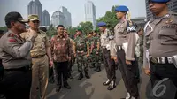 Ahok bersama Kapolda Metro Jaya Inspektur Jenderal Unggung Cahyono memeriksa kesiapan personil saat apel kesiapan pengamanan pelantikan Presiden, Jakarta, Kamis (16/10/2014) (Liputan6.com/Faizal Fanani)