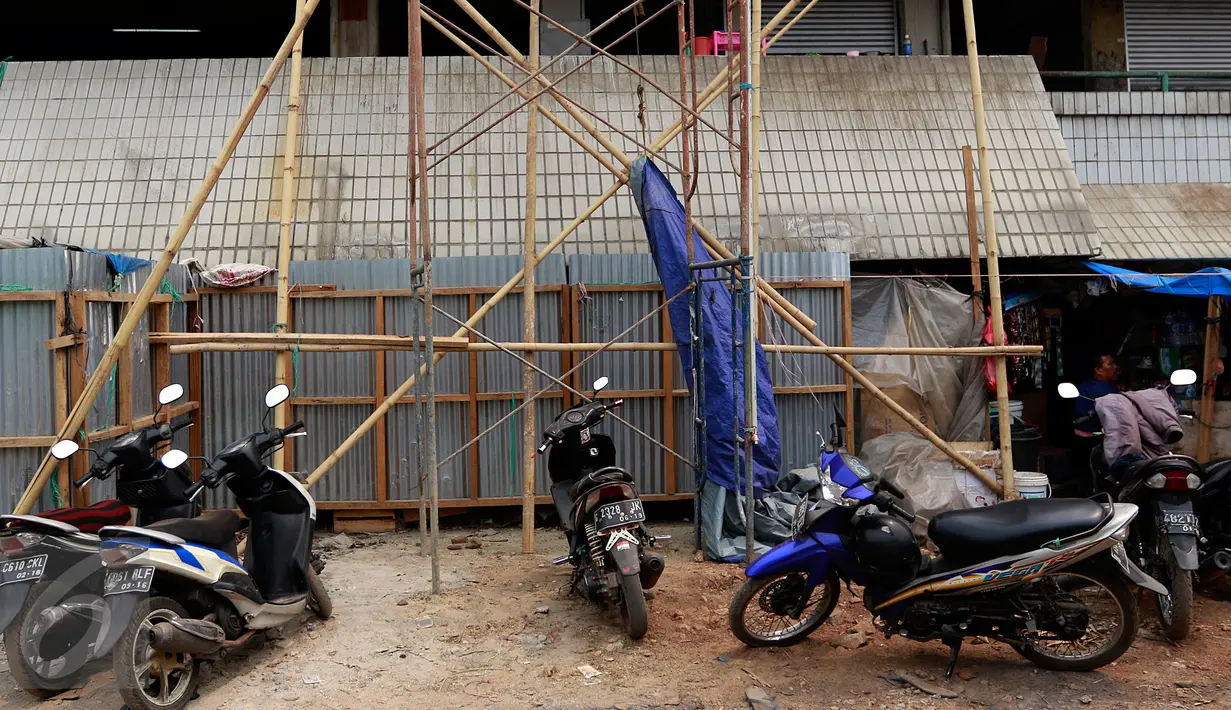 Suasana Pasar Kramatjati saat dilakukannya revitalisasi dan pembenahan  di Jakarta, Jumat (23/10/2015). Pasar Kramatjati mulai direvitalisasi pada Juli lalu dan ditargetkan selesai hingga 18 bulan kedepan. (Liputan6.com/Yoppy renato)