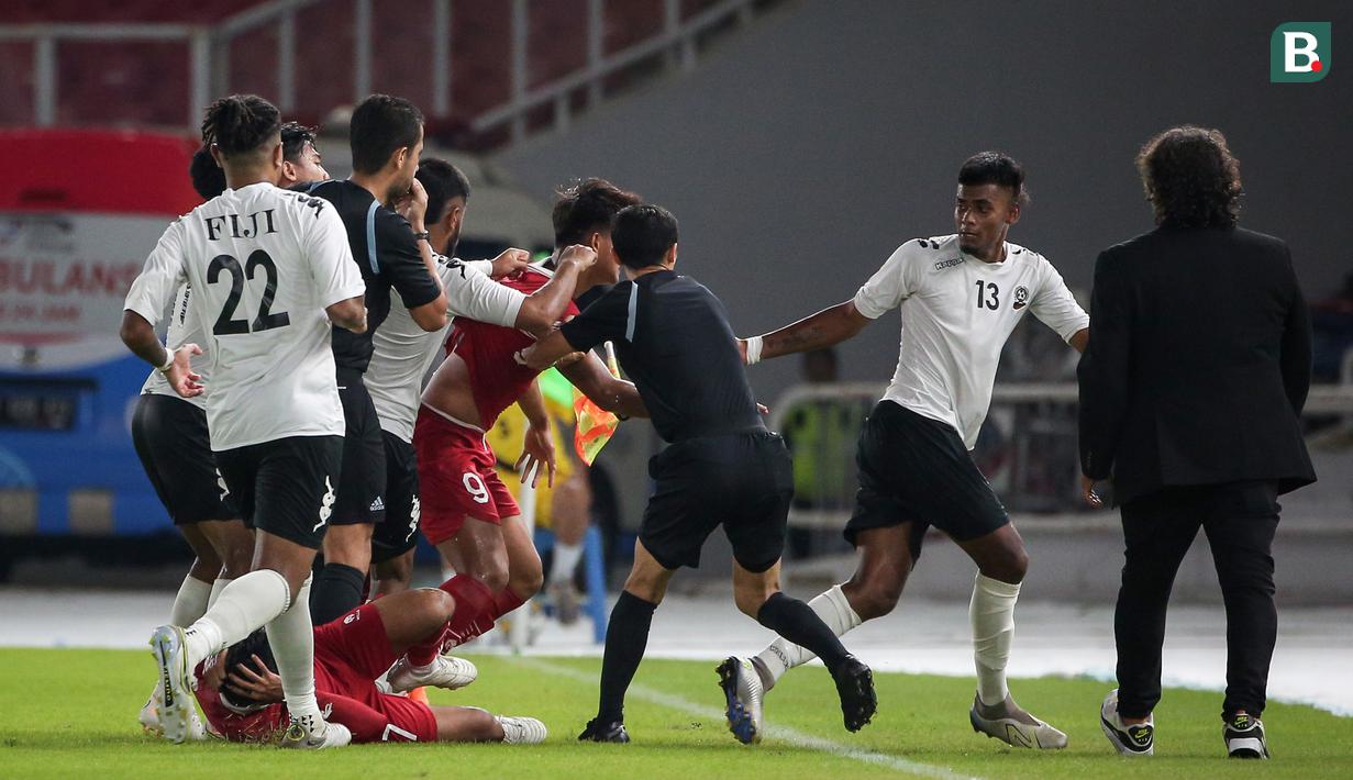 Pemain Timnas Indonesia, Hokky Caraka (kiri) bersitegang dengan pemain Timnas Fiji, Pawan Pratap Singh pada laga International Friendly Match U-20 di Stadion Utama Gelora Bung Karno (SUGBK), Jakarta, Jumat (17/02/2023). (Bola.com/Bagaskara Lazuardi)
