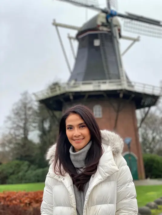 Maudy merasa, karya-karya Sapardi sangat melekat di dirinya. Mengenal laki-laki kelahiran 1940 pertamakali saat kuliah di Fakultas Sastra UI, Maudy pun tak hanya menganggap sebagai guru, namun juga seorang bapak. (Instagram/maudykoesnaedi)