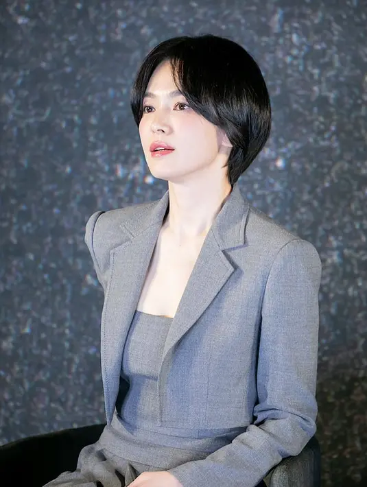 Tanpa aksesori di leher, Song Hye Kyo tetap terlihat menawan dengan gaya yang effortless [@kyo1122]