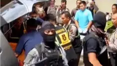 Dalam penggerebekan yang diwarnai aksi baku tembak kemarin, seorang terduga teroris yaitu Fajaruddin tewas.
