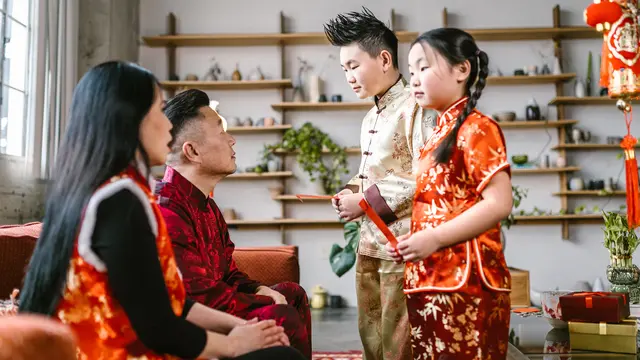 Ilustrasi merayakan Imlek bersama keluarga