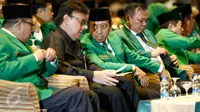 Ketua Fraksi PPP, Muhammad Romahurmuziy (ketiga kiri)  berbicara dengan Mendagri Tjahjo Kumolo saat Mukernas ke-IV PPP di Jakarta, (24/2). Mukernas mengusung tema 'Islah Seutuhnya Menuju Stabilitas politik Nasional'. (Liputan6.com/Faizal Fanani)