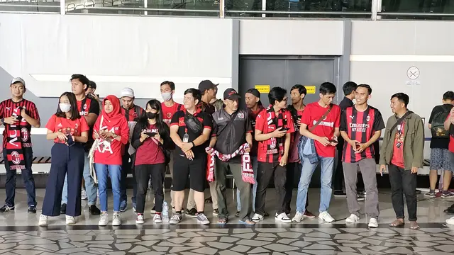 Milanisti Indonesia menyambut kedatangan Kaka