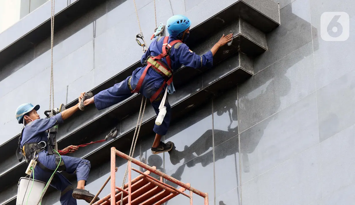 Aktivitas pekerja ketinggian di salah satu bagian gedung Pengadilan Negeri Jakarta Pusat, Rabu (18/11/2020). Berdasarkan data BP Jamsostek, angka klaim kecelakaan kerja semester I 2020 meningkat 128% dari periode yang sama 2019, dari 85.109 kasus menjadi 108.573. (Liputan6.com/Helmi Fithriansyah)