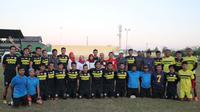 Sejumlah pemain dan official Persepam Madura Utara foto bersama saat pemusatan latihan di Kediri, Jawa Timur, Rabu (12/8/2015). Persiapan itu dilakukan jelang turnamen Piala Kemerdekaan. (Bola.com/Zaidan Nazarul)