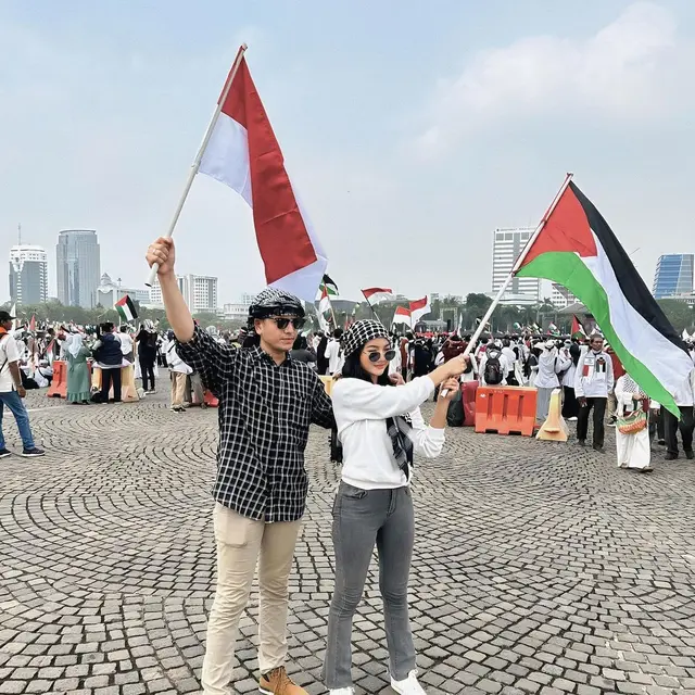 Potret 6 Pasangan Artis Ikut Aksi Bela Palestina di Monas, Kompak Pakai Atribut
