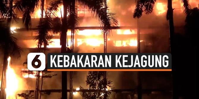 VIDEO: Kebakaran Kejagung, Api Mulai Padam Menjelang Subuh