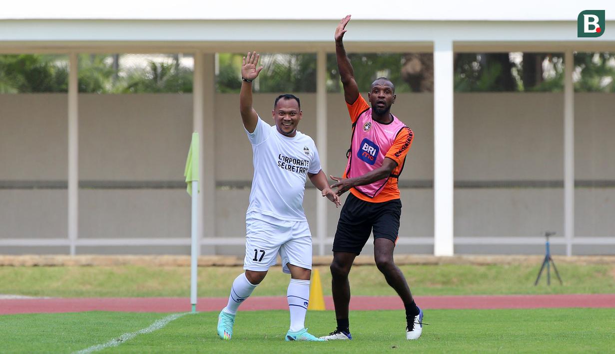 Legenda sepak bola Prancis, Eric Abidal bermain pada acara puncak BRImo Future Garuda yang bertajuk FOURFEO Mini Tournament di Stadion Madya, Jakarta, Kamis (01/06/2023). (Bola.com/Bagaskara Lazuardi)