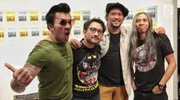 Personel band NAIF, David, Pepeng, Emil, dan Jarwo berpose usai meluncurkan single terbaru mereka berjudul 'Berubah' di Jakarta, Selasa (28/8). Lagu ini merupakan single kedua dari album ketujuh mereka, "7 Bidadari". (Liputan6.com/Faizal Fanani)