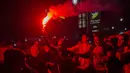 Warga Maroko menyalakan flare merayakan keberhasilan negaranya lolos ke Piala Dunia 2018 di Rabat, Sabtu (11/11/2017). Maroko lolos setelah mengalahkan Pantai Gading 2-0 pada laga penentu. (AFP/Fadel Senna)