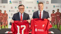 Group Chairman Standard Chartered Jose Vinals (kiri) dan Managing Director Liverpool Billy Hogan dalam pengumuman perpanjangan kerja sama hingga akhir musim 2026/2027. (Dok Standard Chartered)
