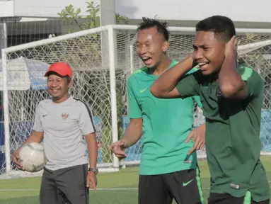 Pemain Timnas Indonesia U-22, Rafi Syarahil dan Awan Setho, tertawa saat latihan di Lapangan AUPP, Phnom Penh, Selasa (19/2). Latihan ini persiapan jelang laga Piala AFF U-22 melawan Malaysia. (Bola.com/Zulfirdaus Harahap)