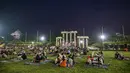 Selain menjelajahi koleksi museum dalam suasana malam, pengunjung juga dapat menikmati pertunjukan seni serta bazar Usaha Mikro Kecil dan Menengah (UMKM) di halaman Museum Tugu Pahlawan. Tampak dalam foto, masyarakat berkumpul dalam acara 'Malam di Museum 2025' di Tugu Pahlawan, dekat Museum 10 November, Surabaya, Jawa Timur, Sabtu 29 November 2025. (Juni KRISWANTO/AFP)