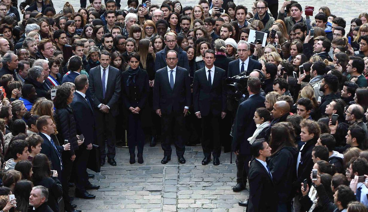 Presiden Perancis Francois Hollande (kedua kanan) melakukan a minute of silence atau hening selama semenit di Universitas Sorbonne, Perancis, (16/11/2015).  Ini dilakukan sebagai penghormatan bagi korban serangan di Paris. (REUTERS/Stephane de Sakutin) 