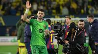 Kiper Barcelona, Joan Garcia, melakukan lima penyelamatan saat timnya bersua Villarreal pada laga pekan ke-17 La Liga di Estadio de la Ceramica, Minggu (21/12/2025) malam WIB. Berkat kontribusi Garcia, Barca menang 2-0 atas Villarreal. (AFP/Jose Jordan)