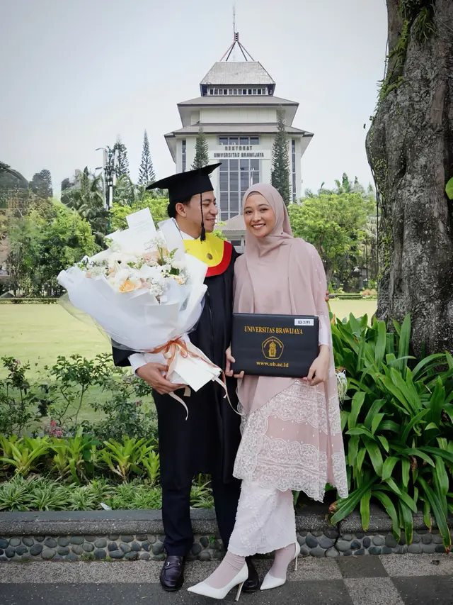 Poppy Bunga dampingi suami wisuda S3 (instagram.com/poppybungariphat)