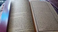 Salah satu jenis kitab kuning puluhan halaman yang akan digunakan dalam ngaji pasaran di pesantren selama Ramadan (Liputan6.com/Jayadi Supriadin)