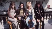 Band legendaris Queen masih menorehkan rekor baru sebagai pencetak album penjualan terbaik.