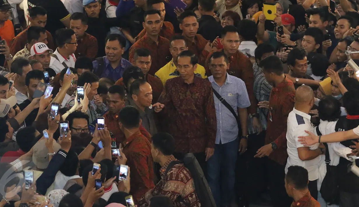 Presiden Joko Widodo atau Jokowi mendatangi Plaza Atrium, Jakarta, Minggu (1/5) malam. Kedatangan Jokowi dalam rangka penutupan pameran foto relawan Jokowi, yang dikemas dalam 'Kaleidoskop Perjuangan Relawan Jokowi'. (Liputan6.com/Herman Zakharia)