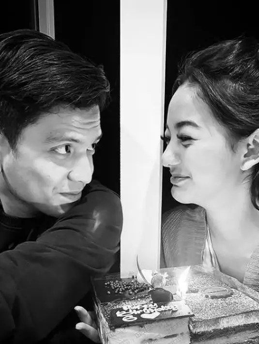 Sebagaimana dalam sebuah video di akun YouTube G! and team, keduanya pamer kemesraan layaknya pasangan yang dimabuk asmara.  (Instagram/glencachysaraofficial)