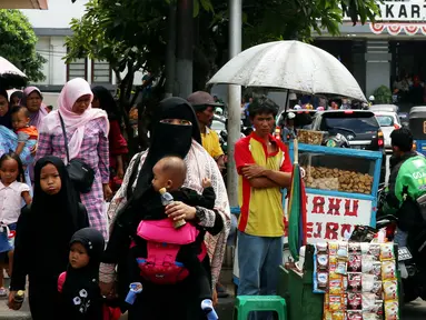 Pedagang tahu gejrot memanfaatkan libur tahun baru dengan berjualan di kawasan Kota Tua, Jakarta Selasa (2/1). Mereka mulai menggelar dagangannya sejak pagi hari. (Liputan6.com/Johan Tallo)