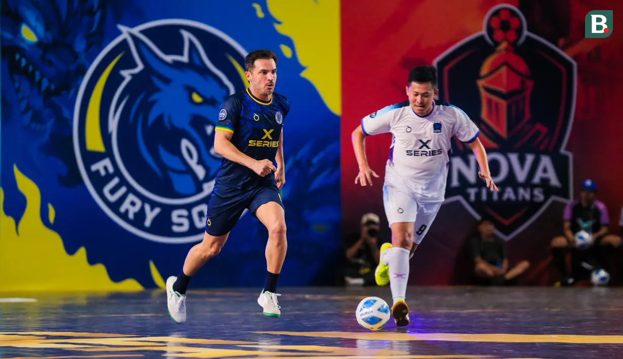 Pemain Fury Squad, Falcao (kiri) berebut bola dengan pemain Lynx Hunters, Suphawut dalam laga perebutan peringkat ketiga Futsal X Series 2 yang berlangsung di GOR UNJ, Rawamangun, Jakarta, Minggu (18/01/2026). (Bola.com/Bagaskara Lazuardi)