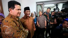 Ketua KPU, Husni Kamil Manik (kiri) dan Ketua DKPP, Jimly Asshiddiqie bersalaman usai rapat tertutup di Jakarta, Jumat (5/6/2015). KPU, DKPP dan Bawaslu melakukan rapat koordinasi jelang pelaksanaan Pilkada serentak 2015. (Liputan6.com/Johan Tallo)