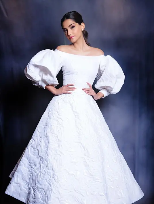 Kabarnya putri dari Anil Kapoor ini akan menggelar pesta pernikahan secara mewah. Ia akan mengadakan pesta pernikahan di India dan luar negeri. (Foto: instagram.com/sonamkapoor)