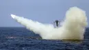 Rudal ditembakkan dari kapal perang saat latihan militer Iran di Teluk Oman, Kamis (18/6/2020). Laporan Tasnim News Agency menyebut rudal-rudal jelajah generasi baru yang diuji coba itu memiliki jangkauan 280 kilometer. (Iranian Army office/AFP)