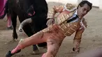 Seorang matador, Ivan Fandino ditanduk oleh banteng lawannya saat tampil dalam sebuah arena di Mont-de-Marsan, Prancis barat daya, Sabtu (17/6). Fandino tak kuasa menghindar dari tandukan banteng setelah tersandung kain jubahnya sendiri. (IROZ GAIZKA/AFP)