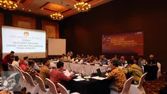 Suasana FGD KPU terkait Evaluasi Tahapan Penyelenggaraan Pilkada Serentak Tahun 2015 di Jakarta, Senin (15/2/2016). Bersama sejumlah pihak terkait, KPU pusat melakukan diskusi evaluasi pelaksanaan Pilkada Serentak 2015. (Liputan6.com/Helmi Fithriansyah)