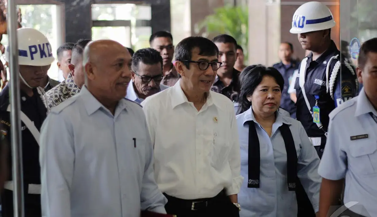 Menteri Hukum dan HAM Yasonna Laoly saat tiba di Gedung Kemenkumham, Jakarta, Selasa (16/12/2014) (Liputan6.com/Faizal Fanani)