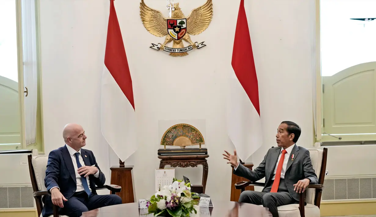 Presiden Joko Widodo (kanan) berbincang dengan Presiden Induk Asosiasi Sepakbola Dunia (FIFA) Gianni Infantino saat bertemu di Istana Negara, Jakarta, Selasa (18/10/2022). Presiden Joko Widodo atau Jokowi dan Presiden FIFA Gianni Infantino sepakat akan mengkaji ulang para pemangku kepentingan (stakeholder) pesepakbolaan Indonesia. Pemerintah dan FIFA ingin memastikan bahwa transformasi sepakbola Indonesia, pascatragedi Stadion Kanjuruhan berjalan sesuai standar. (AP Photo/Achmad Ibrahim)