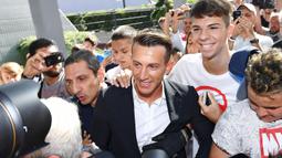 Pemain baru Juventus, Federico Bernardeschi, saat tiba di Pusat Medical Juventus di Turin, Senin (24/7/2017). Winger berusia 23 tahun ini direkrut dari Fiorentina dengan harga 40 juta euro (Rp 619,83 miliar). (EPA/Alessandro Di Marco)