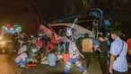 Dalam foto yang disediakan oleh Sawang Rungrueang Rescue22 Foundation, petugas penyelamat dan relawan bekerja di lokasi kecelakaan bus di Provinsi Prachuap Khiri Khan, Thailand, Selasa (5/12/2023). Belasan orang tewas setelah kendaraan terjatuh dari jalan dan menabrak pohon besar. (Sawang Rungrueang Rescue22 Foundation via AP)