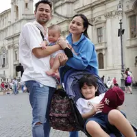 Raffi Ahmad dan Nagita Slavina serta kedua anak mereka, Rafathar juga Rayyanza, tengah berada di Roma, Italia. Mereka pergi ke Italia untuk bisnis sekaligus liburan. (Instagram/raffinagita1717).