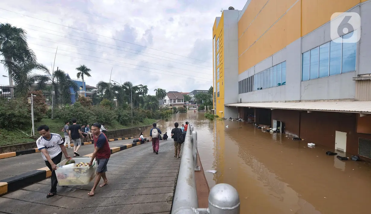 Aktivitas pedagang mengevakuasi barang-barang saat banjir merendam Mall Cipinang Indah, Jakarta Timur, Rabu (1/1/2020). Selain merendam permukiman warga, banjir kali ini juga melumpuhkan Mal Cipinang Indah yang terpaksa ditutup akibat terendam air. (merdeka.com/Iqbal S Nugroho)