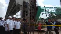 Gubernur Sumsel Alex Noerdin melihat langsung lokasi kecelakaan 2 unit crane yang merusak rumah warga (Liputan6.com / Nefri Inge)