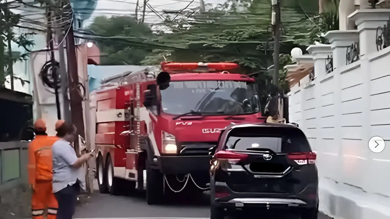 Mobil Parkir Sembarangan Bikin Repot, Truk Pemadam Kebakaran Tak Bisa Lewat