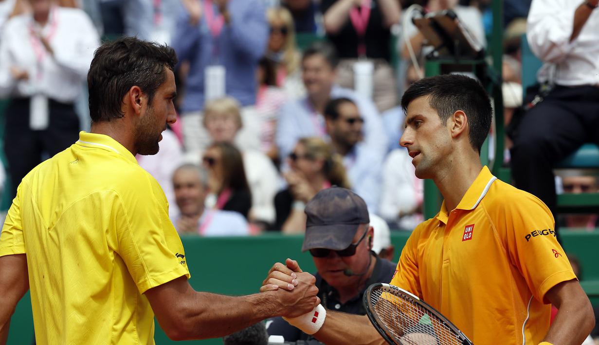 Djokovic bersalaman dengan Cilic usai mengalahkan petenis Kroasia itu dua set langsung 6-0 dan 6-3. (REUTERS/Eric Gaillard)