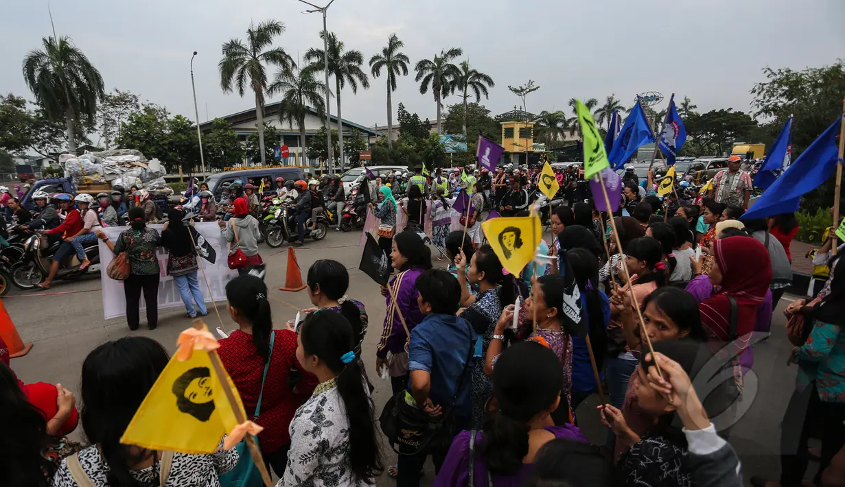 Puluhan buruh wanita saat menggelar aksi memperingati 22 tahun tanpa keadilan "Malam Marah Marsinah" di Kawasan Berikat Nusantara (KBN) Jakarta, Jumat (8/5/2015). (Liputan6.com/Faizal Fanani)
