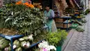 Seorang pedagang berdiri dekat ramuan obat dagangannya di Pasar Penyihir, kota tua La Paz, Bolivia, 10 Juli 2018. Pasar yang bernama Mercado de las Brujas ini menjual barang-barang aneh dan segala sesuatu yang berhubungan dengan sihir. (AP/Juan Karita)