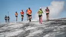 Peserta berlari melintas di Glacier Tsanfleuron saat mengikuti Glacier 3000 Run and Marathon di Les Diablerets, Swiss (5/8). Lomba lari yang melintasi pegungunan salju di Swiss ini disebut paling sulit untuk tahun 2017. (AFP Photo/ Fabrice Coffrini)
