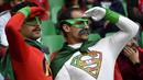 Gaya suporter Portugal dengan kostum super hero saat melawan Islandia pada laga Grup F Piala Eropa 2016 di Stade Geoffroy Guichard, Saint-Etienne, Rabu (15/6/2016) dini hari WIB. (AFP/Jeff Pachoud)